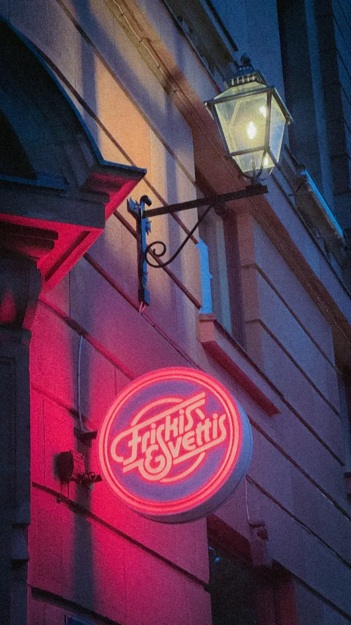 Enseigne lumineuse de café et réverbère à Göteborg