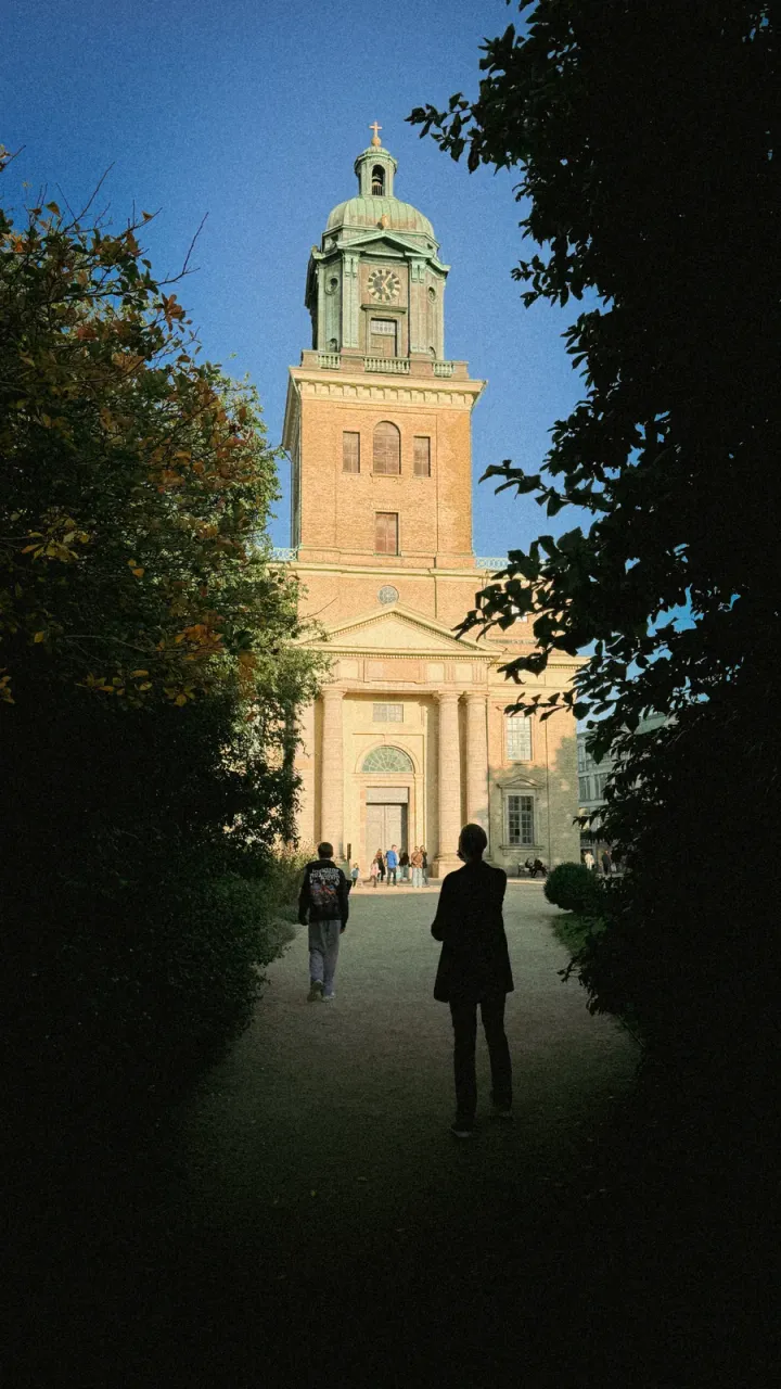 Clocher encadré par les arbres à Göteborg