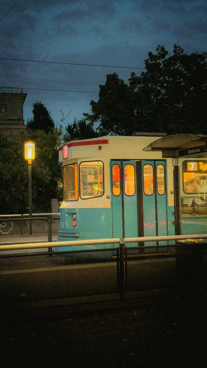 Tramway bleu et crème à Göteborg au crépuscule