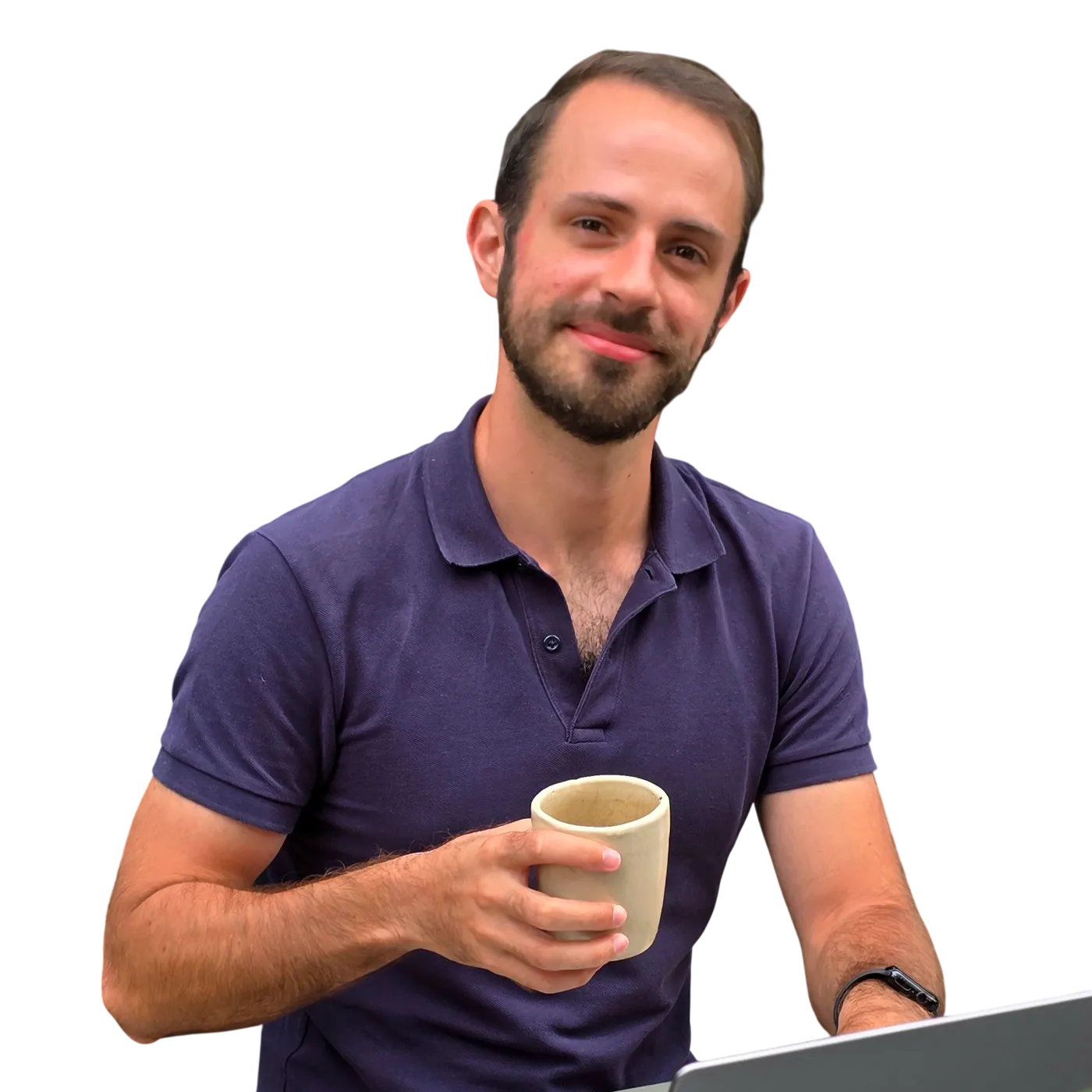 Théo Penavaire en polo bleu marine, une tasse en céramique à la main